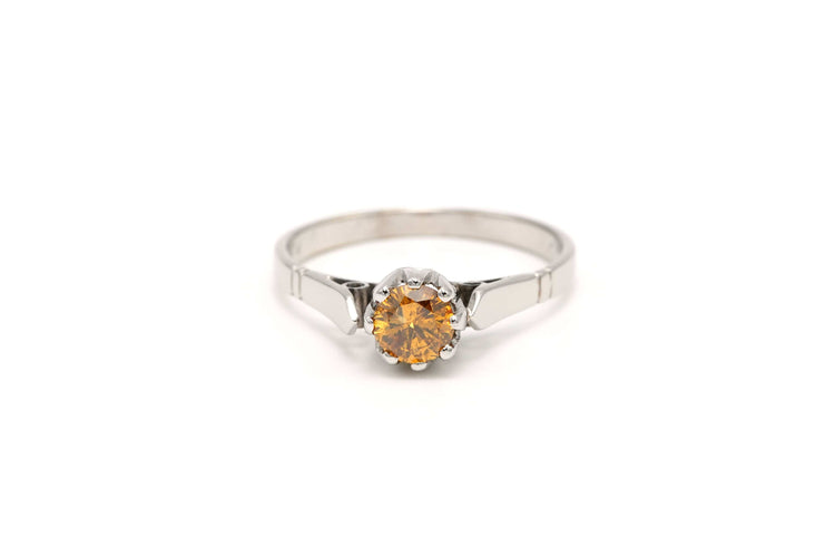 Bague 53 Bague Années 50 en or blanc sertie d'un diamant jaune 58 Facettes 20197