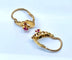 Boucles d’oreilles dormeuses en or jaune 18 carats et pierres rouges