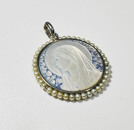 Pendentif Médaille en nacre, or, entourage de perles 58 Facettes 224