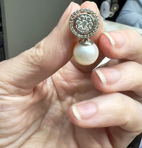 Boucles d'oreilles Boucles d'oreilles modernes en or 18 ct avec diamants et perle 58 Facettes Q5B