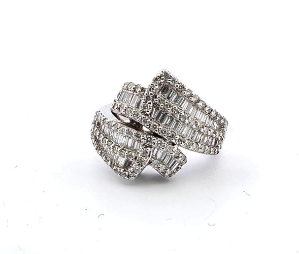 Bague 54 Bague en or blanc massif sertie de diamants brillants et baguettes 58 Facettes