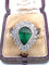 Anello in oro bianco con smeraldo centrale e diamanti a contorno 58 Facettes