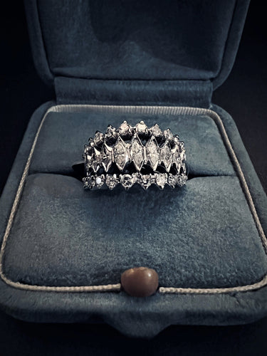 Bague 55 Alliance en or blanc sertie de diamants taille marquise 58 Facettes