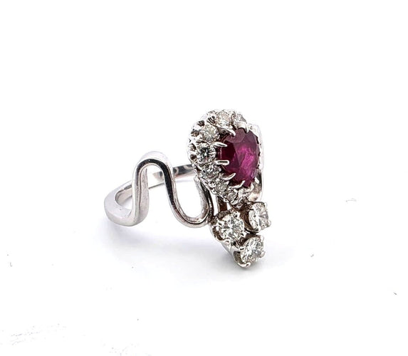 Bague 53 Splendide bague en or blanc 18 carats avec rubis central et diamants environnants 58 Facettes