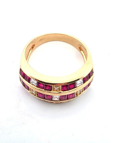 Bague en or jaune massif 18 carats avec rubis et diamants