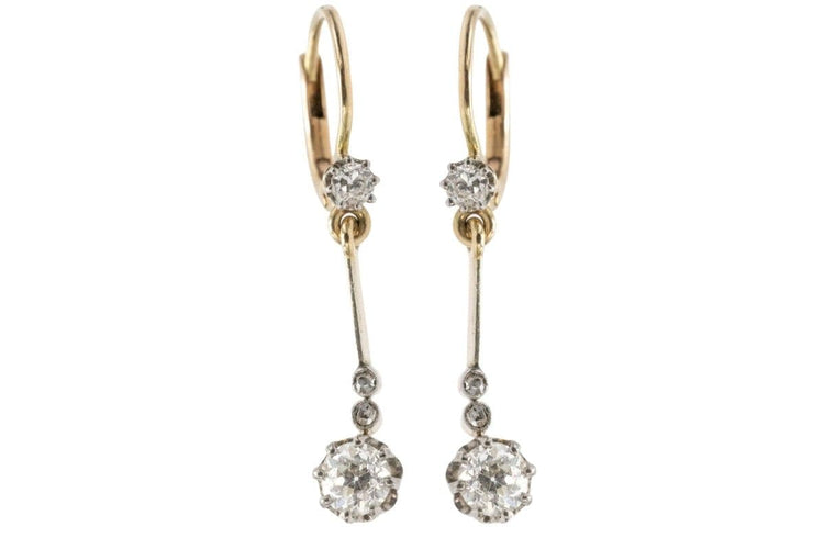 Boucles d'oreilles pendantes en or avec diamants taille ancienne.