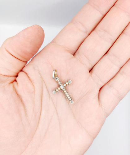 Pendentif Pendentif croix Art Déco or, diamant taille ancienne, diamant taille roses et perles (circa 1920) 58 Facettes A05200