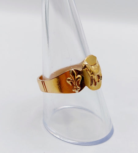 Bague 58.5 Bague chevalière antique or ornée d'un agneau épaulé de fleurs de lys 58 Facettes A05264