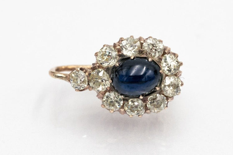 Boucles d'oreilles en or avec diamants et saphirs taille cabochon.