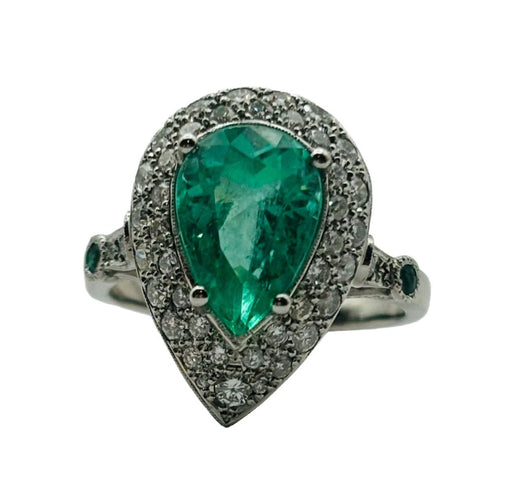 Bague Bague en platine avec une émeraude naturelle taille poire, entourée de diamants. 58 Facettes 50159