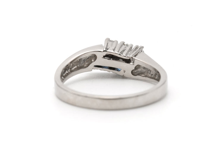 Bague 55 Bague contemporaine sertie en or blanc 18 carats et saphirs diamants 58 Facettes 23335