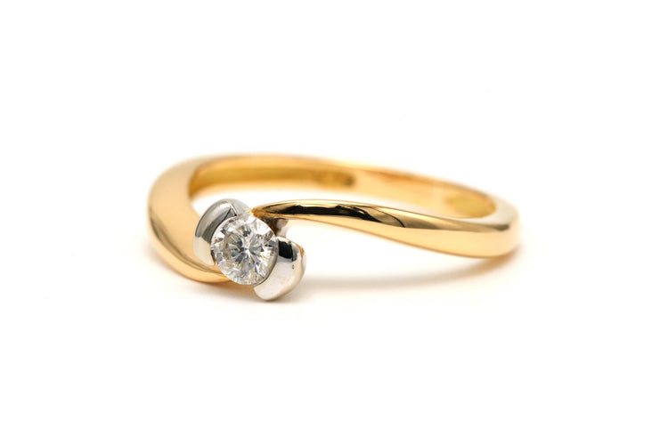 Bague contemporaine en or jaune et blanc, diamant taille brillant (+-0.16ct)
