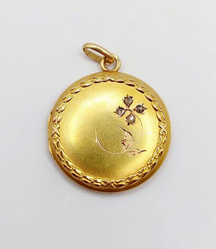 Pendentif Pendentif porte photo Art nouveau or 18k couronne de laurier ,fleur ciselée et diamants taille roses (circa 1910) 58 Facettes A05229
