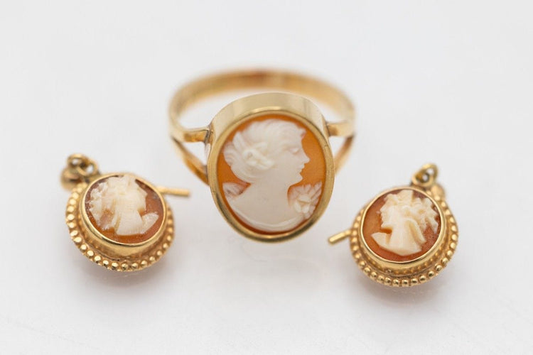 Parure ancienne en or, bague et boucles d'oreilles avec camée, Suède.