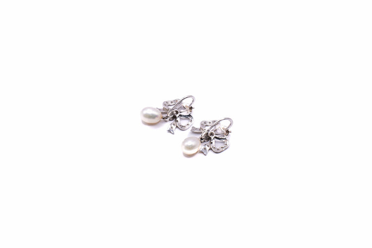 Boucles d'oreilles Boucles d'oreilles or blanc Noeuds perles et diamants 58 Facettes 5864