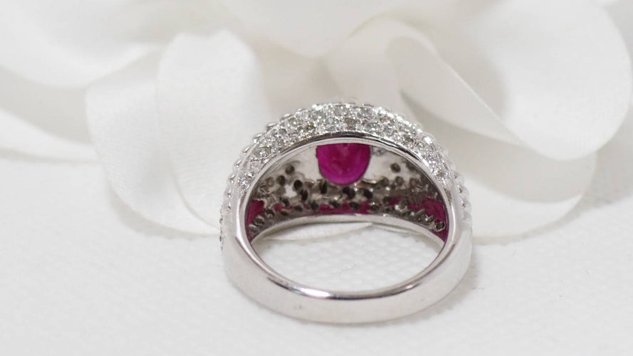 Bague 57 Bague Jonc en or blanc, rubis ovale et diamants 58 Facettes F4832