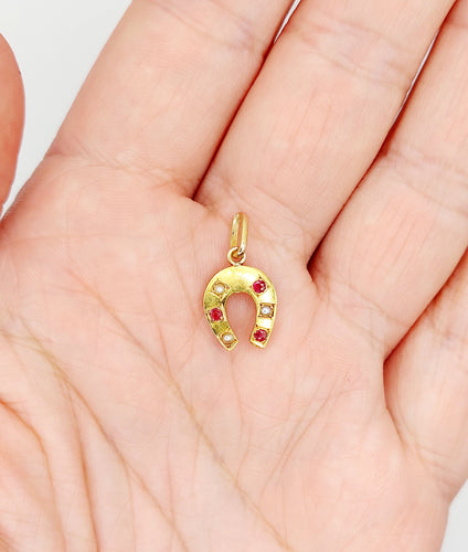 Pendentif Pendentif fer à cheval or jaune, perles et pierres rouges (circa 1900) 58 Facettes A05742