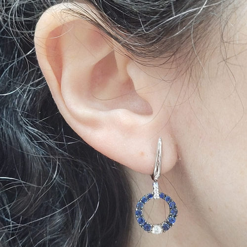 Boucles d'oreilles Boucles d'oreilles en or blanc 18 carats serties de saphirs et de diamants 58 Facettes PE697