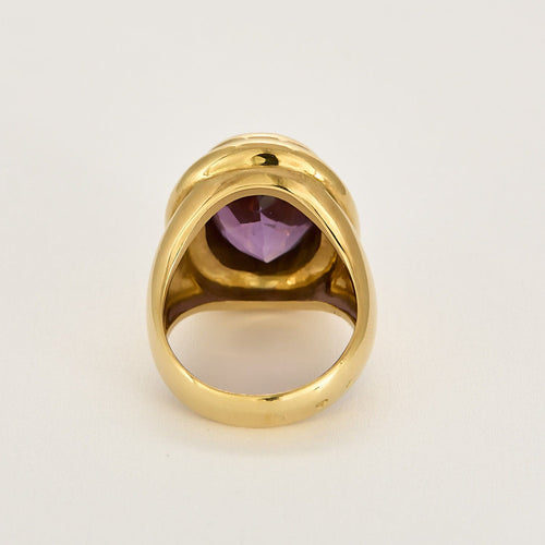 Bague 63 Importante Bague type chevalière en or jaune et améthyste 58 Facettes CHAL0852