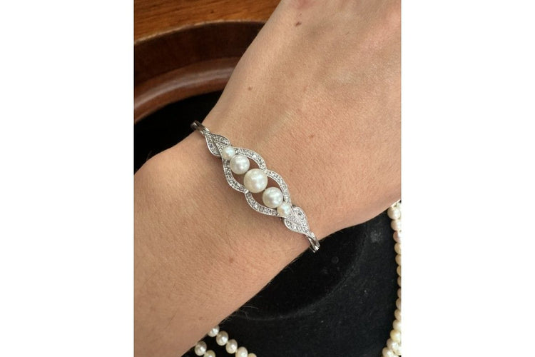 Bracelet Bracelet en or blanc avec perles et diamants 58 Facettes 10232