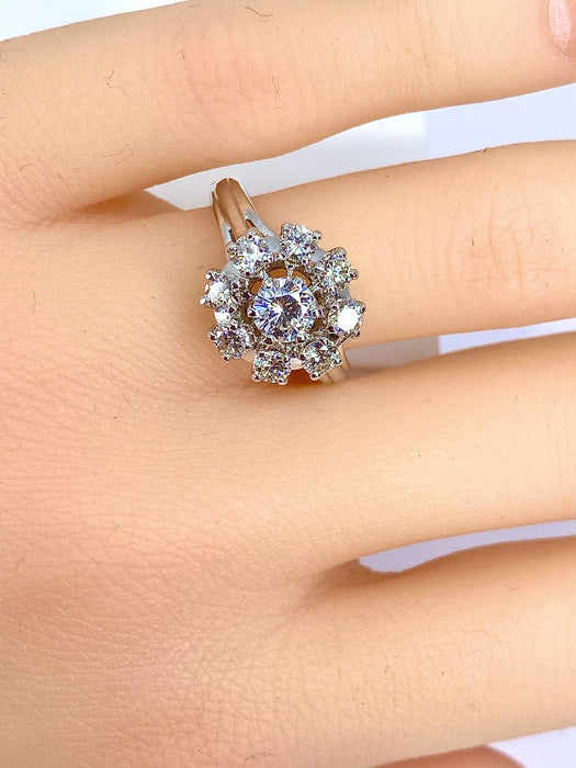 Bague marguerite en or blanc sertie de 9 diamants