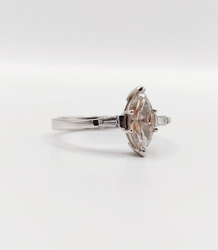 Bague 55 Bague solitaire diamant taille navette et baguettes en or blanc 18k 58 Facettes A06479