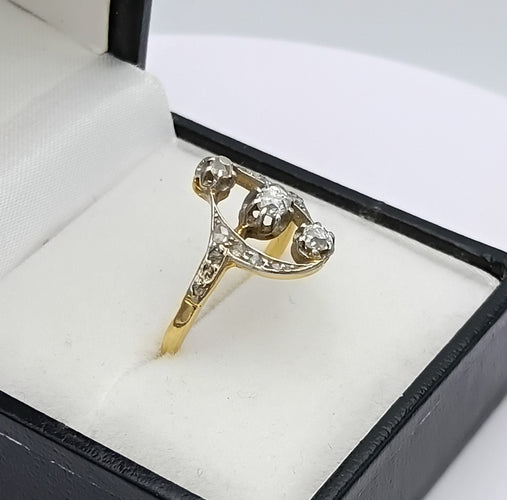 55 Bague Belle Époque en or jaune et platine, trio de diamants 58 Facettes
