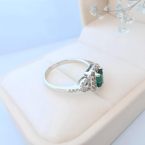 Bague 53.5 Bague de fiançailles or blanc, émeraude et diamants 58 Facettes AA 1741