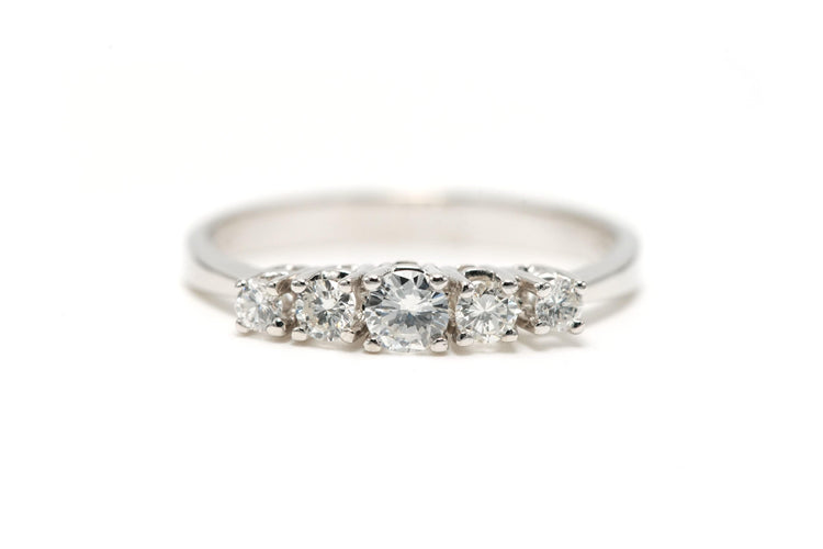 Bague 61 Bague contemporaine en or blanc 18 carats sertie de diamants "taille" brillant 58 Facettes 22734