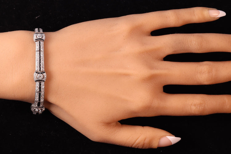 Une déclaration éblouissante d'Art Déco : Bracelet en platine avec diamants et onyx