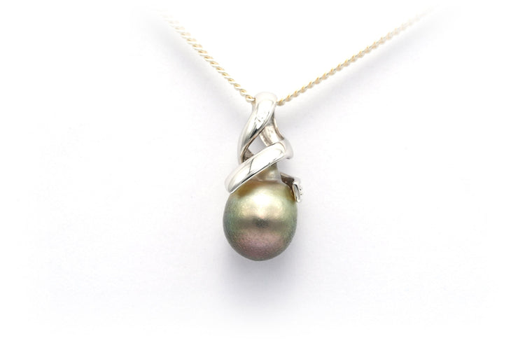 Pendentif Pendentif contemporain en or blanc 18 carats serti d'une perle de Tahiti et de diamants "taille" brillant (+-0.015ct) 58 Facettes B572