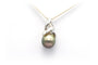 Pendentif Pendentif contemporain en or blanc 18 carats serti d'une perle de Tahiti et de diamants "taille" brillant (+-0.015ct) 58 Facettes B572