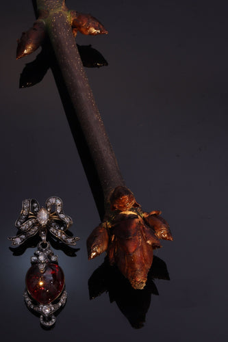 Pendentif Amour symbolique : pendentif en forme de cœur en grenat victorien avec nœud incrusté de diamants 58 Facettes 16196-0110