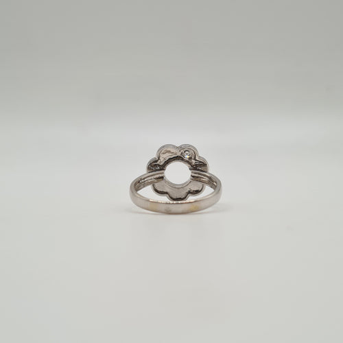 Bague 54 Bague fleur or blanc sertie d'un diamant 58 Facettes