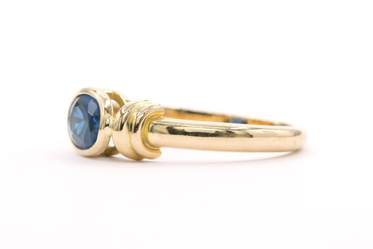 Bague 52 Bague contemporaine en or jaune sertie d'un saphir 58 Facettes 21648