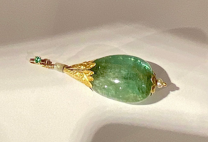 Pendentif Pendentif en or jaune orné d’une importante émeraude et de perles 58 Facettes AB479