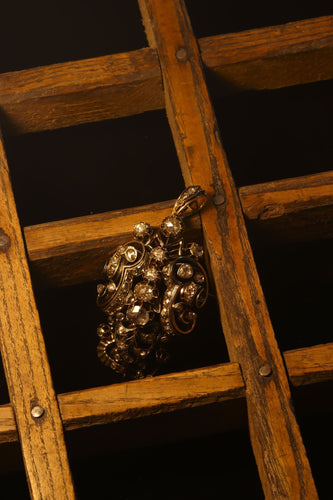 Broche Échos de la grandeur géorgienne : broche émaillée avec 61 diamants 58 Facettes 21077-0159