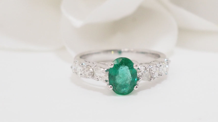 Bague 53 Bague en or blanc, émeraude et diamants 58 Facettes 32626