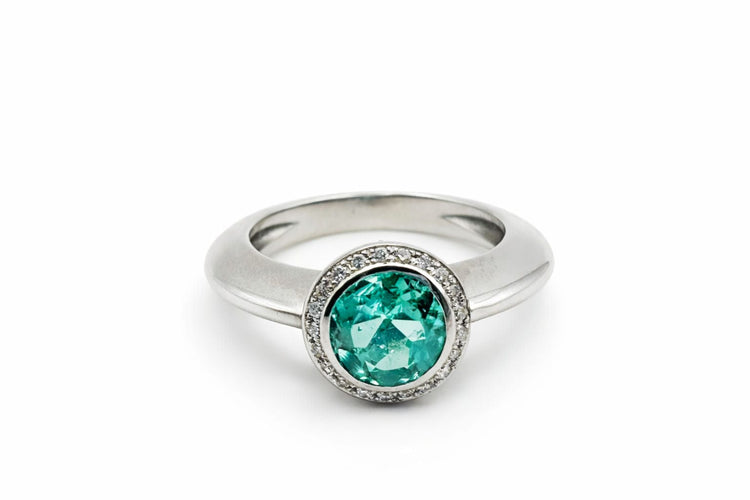 Bague 54 Bague contemporaine « Lumière d’émeraude » en or blanc, diamants et émeraude 58 Facettes 50345