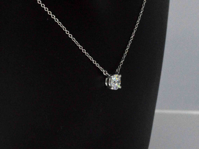 Collier Tiffany & Co - Collier solitaire en platine et diamant naturel 0,60 ct 58 Facettes 5194