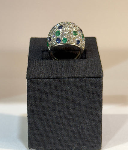 Bague 50 Bague dôme pavée de diamants , saphirs et émeraudes 58 Facettes