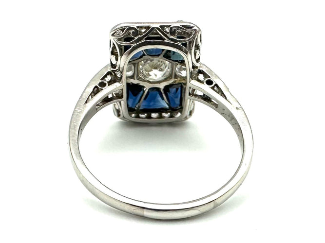 Bague Art-Déco en platine, saphirs calibrés et diamants