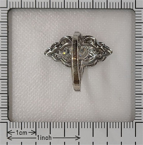 Bague 54 Conçue pour l'éternité : l'art intemporel d'une bague de fiançailles des années 1950 58 Facettes 22133-0305