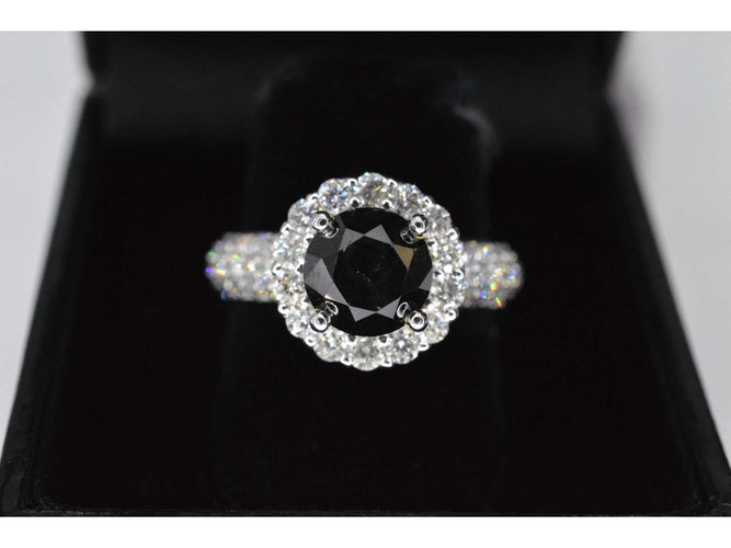 Bague 54 Bague entourage en or blanc avec gros diamants et un diamant noir 58 Facettes 2049