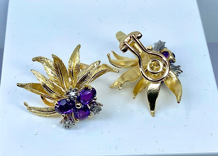 Boucles d'oreilles 50 Bague et boucles d’oreilles en or 18 carats, améthystes et diamants 58 Facettes AB506