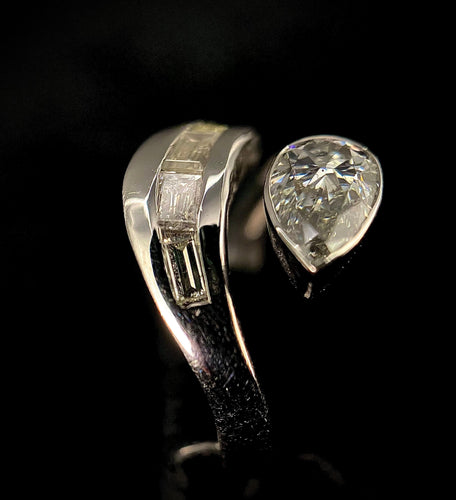 Bague 55 Bague or blanc sertie d'un diamant taillé en poire de 1,25 carats 58 Facettes