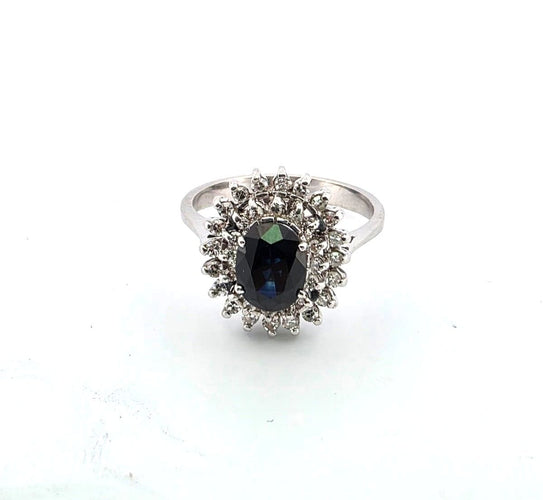 Bague vintage en or blanc 18 carats avec centre et bordure sertie de saphirs et de diamants