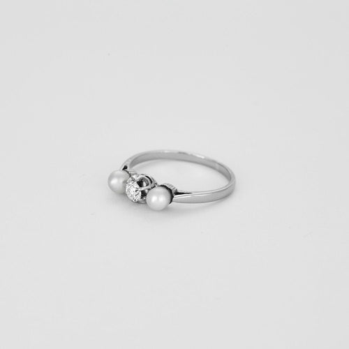 Bague 55 Bague ancienne trilogie 1 diamant et 2 perles 58 Facettes