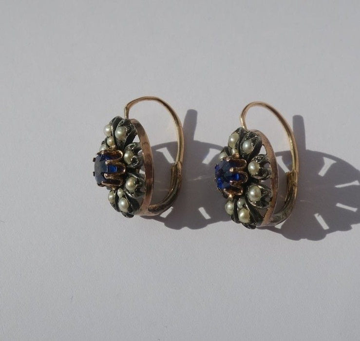 Boucles d’oreilles dormeuses marguerites saphir Verneuil perles