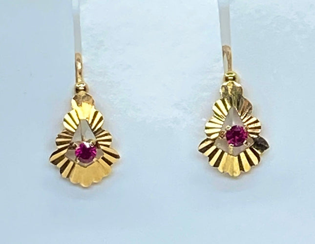 Boucles d’oreilles dormeuses en or jaune 18 carats et pierres rouges